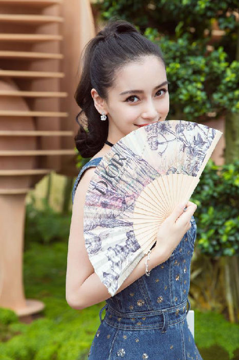 春美多：时尚辣妈杨颖和11岁的张悦轩的穿搭更时尚！[图1]
