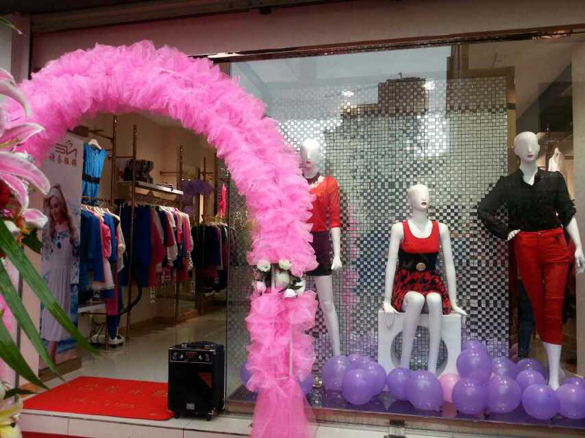 云南菲诗奈服饰有限公司禄劝店开业[图3]