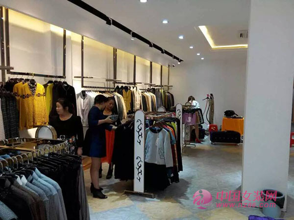  80后小夫妻勇创业 名品折扣店开不停[图4]