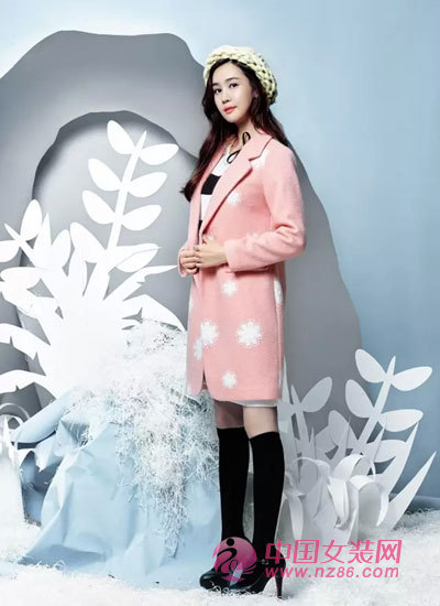 淑女坊冬季粉色大衣 甜而不腻的优雅[图1]