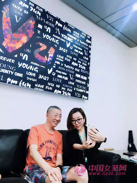 《亮剑》导演张前莅临香港V21总部(图2)