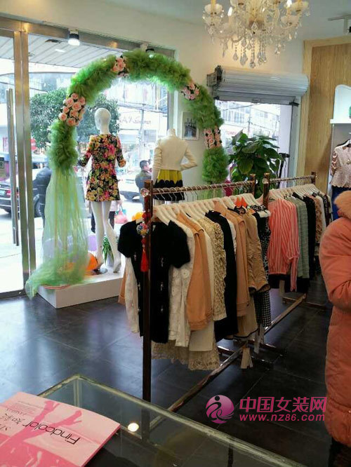 知彩女装2月28日成功落户江苏镇江主城区[图3]