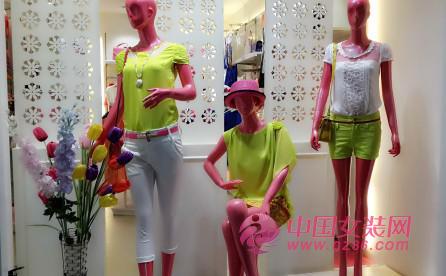 容悦女装店铺橱窗展示店铺陈列[图3]