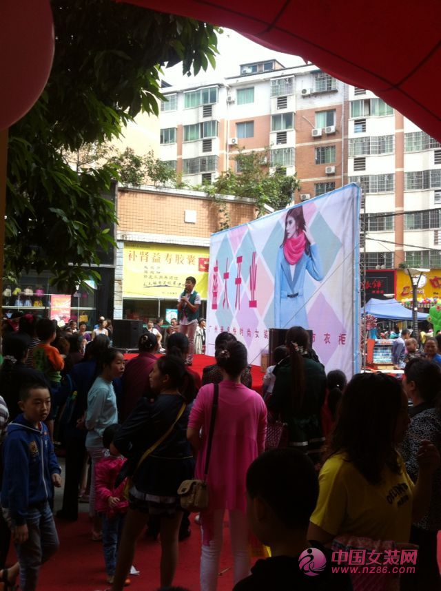 城市衣柜重庆双桥店  美女走秀high翻天[图2]