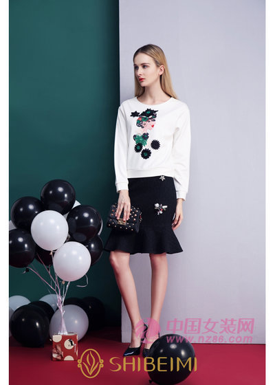 诗蓓蜜卫衣搭配守则  卫衣与短裙的相遇(图2)