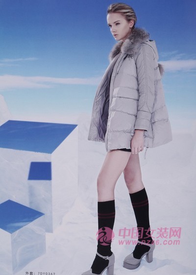 浅灰色羽绒服搭配 点占2016年冬季羽绒服(图2)
