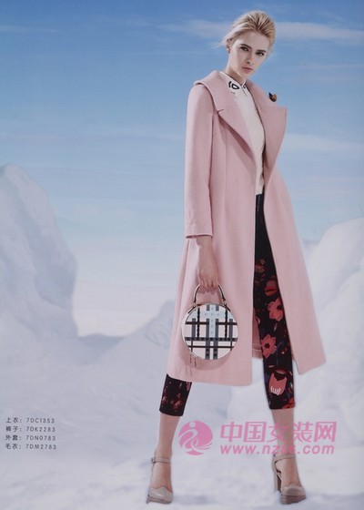  粉红色冬装外套搭配   点占女装2016年冬装搭配[图1]