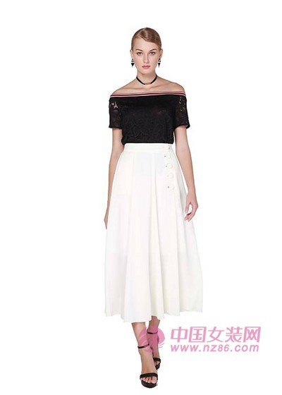 一不小心的迷人 是例格的一字领魅力(图2)