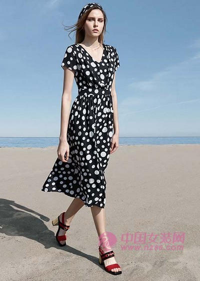 纷漫|印花裙轻松秀出少女心(图1)