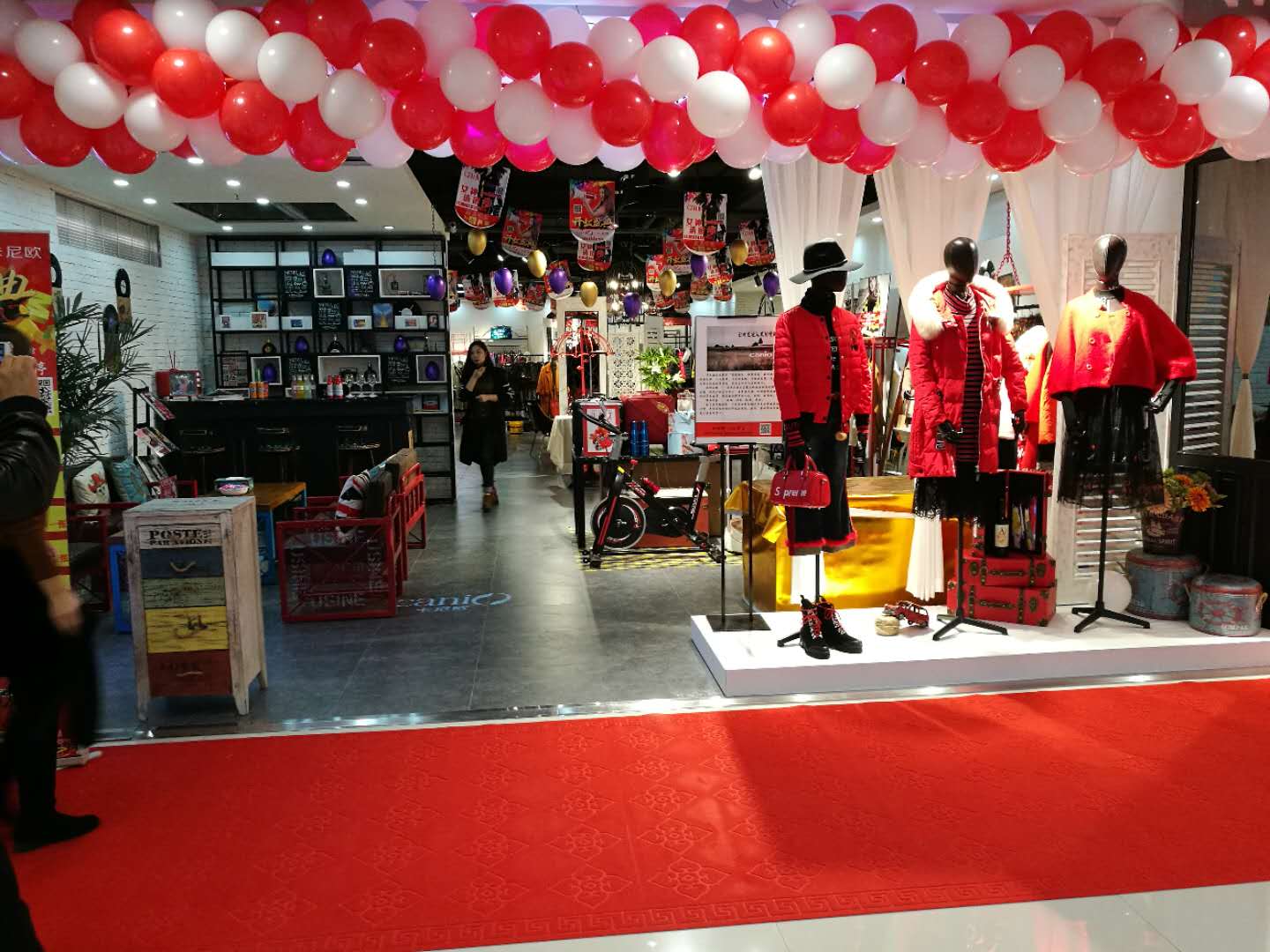 热烈祝贺独一无二品牌客户宫女士新店开业大吉[图4]