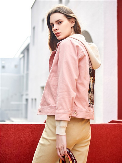 2019秋季流行什么样的外套？阿莱贝琳女装为您带来时尚体验(图2)