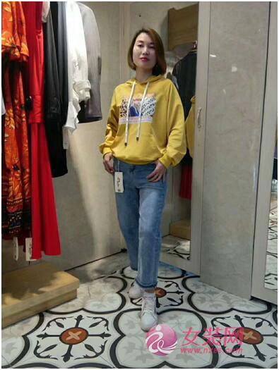 爱依莲女装店，顾客试穿夏季新款时尚看得见[图1]