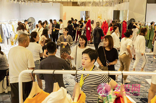 热烈祝贺芙纯品牌女装2019秋冬新品发布会圆满成功!(图5) 热烈祝贺芙纯品牌女装2019秋冬新品发布会圆满成功!(图5)