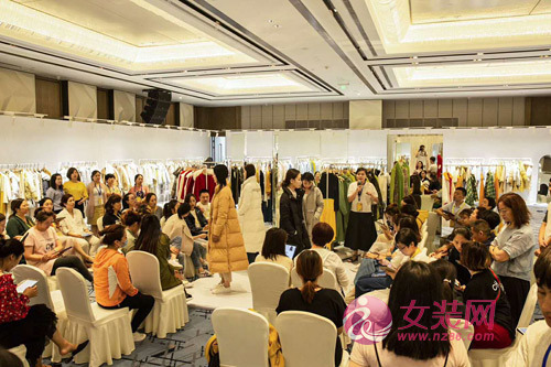 热烈祝贺芙纯品牌女装2019秋冬新品发布会圆满成功!(图6) 热烈祝贺芙纯品牌女装2019秋冬新品发布会圆满成功!(图6)