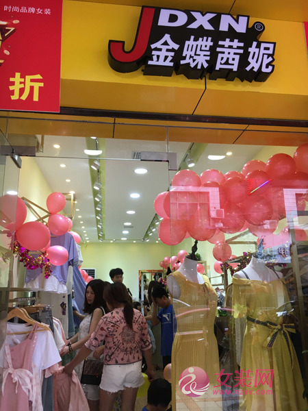 恭喜金蝶茜妮女装合作客户邱女士新店盛大开业！[图2]
