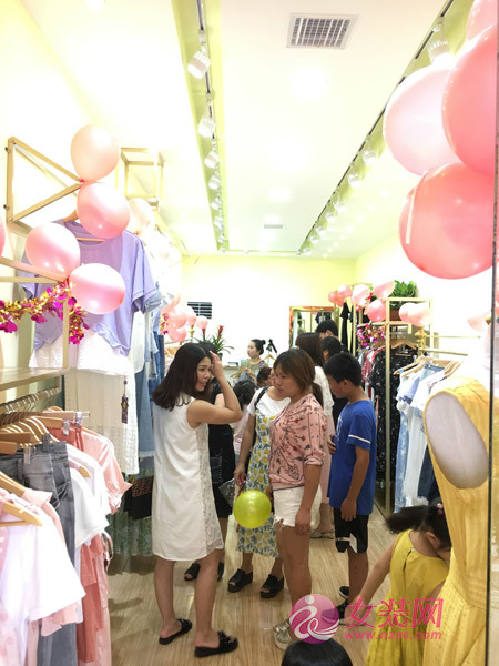 恭喜金蝶茜妮女装合作客户邱女士新店盛大开业！[图3]