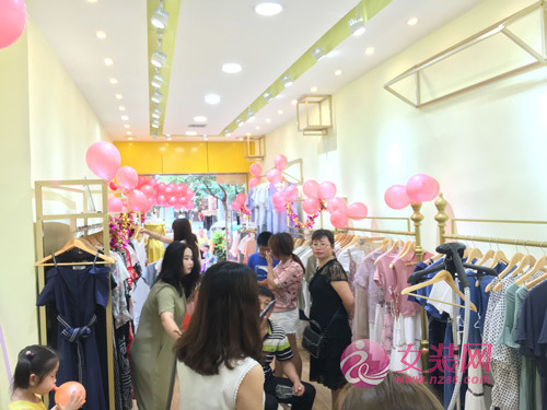 恭喜金蝶茜妮女装合作客户邱女士新店盛大开业!(图6) 恭喜金蝶茜妮女装合作客户邱女士新店盛大开业!(图6)