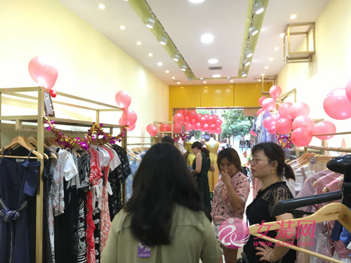 恭喜金蝶茜妮女装合作客户邱女士新店盛大开业！[图4]