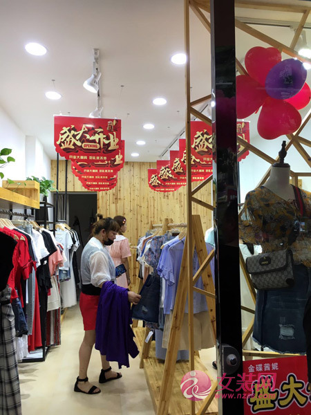 热烈祝贺金蝶茜妮女装签约客户张女士新店盛大开业！[图4]