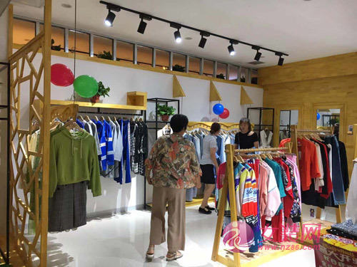 热烈祝贺金蝶茜妮女装合作客户杨小姐新店开业大吉！[图2]