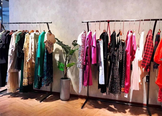 梅雨季节服装店客流量少怎么办 如何提高服装店销量(图1)
