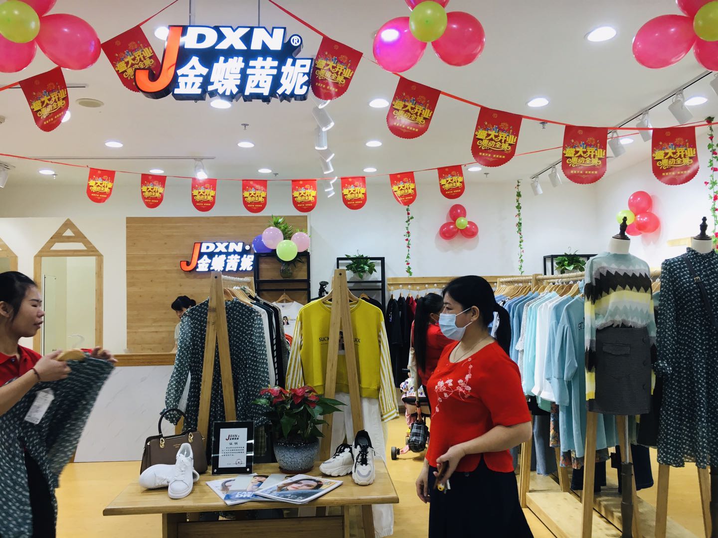恭喜金蝶茜妮女装品牌又添一家新店 预祝汤女士生意兴隆[图1]