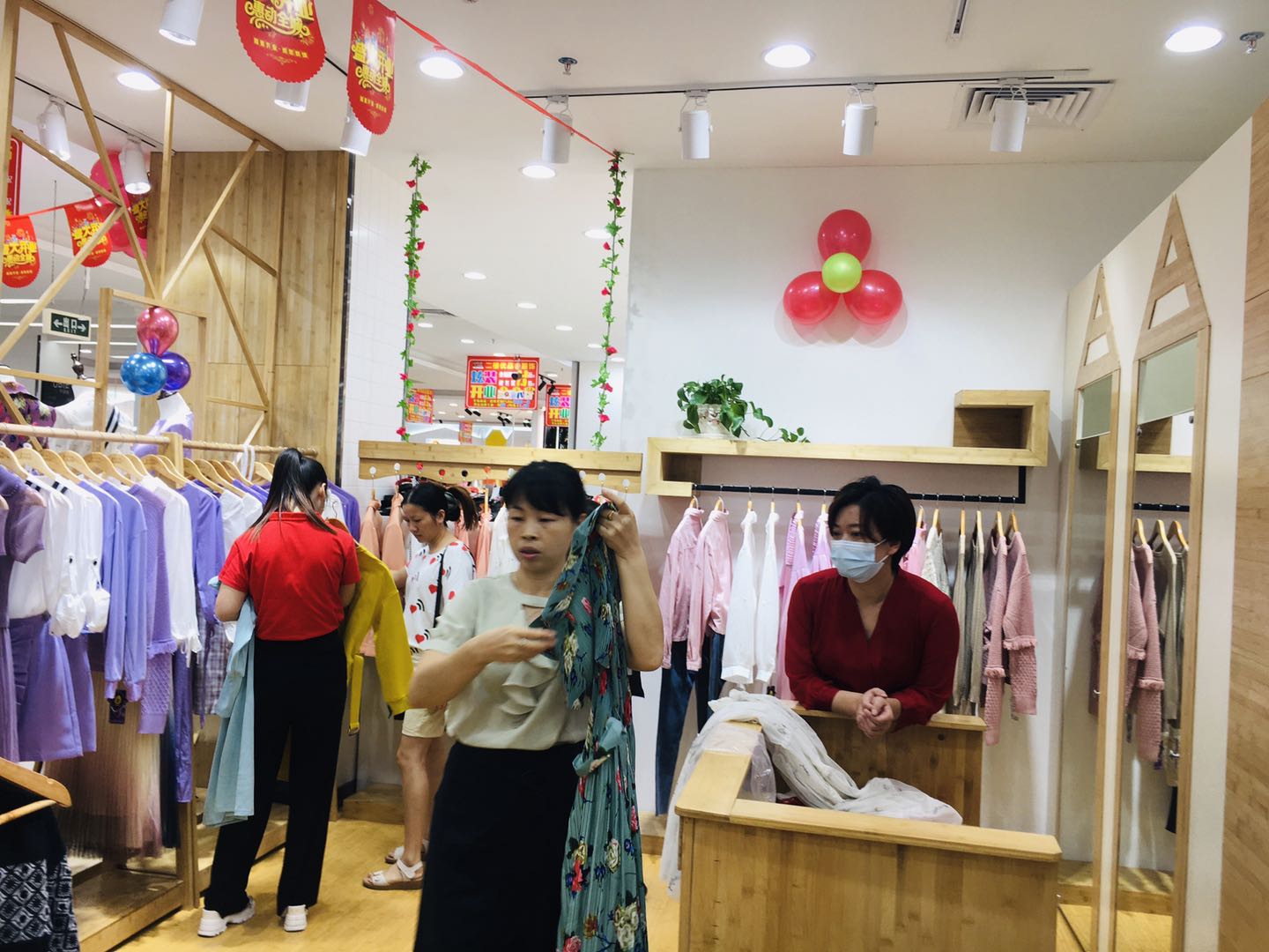 恭喜金蝶茜妮女装品牌又添一家新店 预祝汤女士生意兴隆(图5) 恭喜金蝶茜妮女装品牌又添一家新店 预祝汤女士生意兴隆(图5)