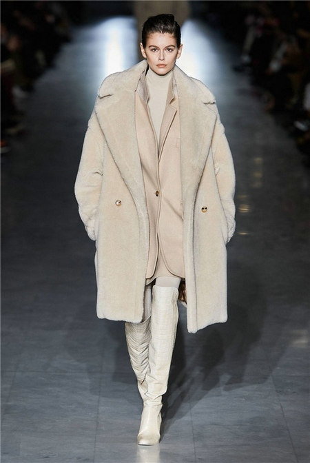 聪明女人的“性感政治学” Max Mara 2019秋冬米兰大秀(图15) 聪明女人的“性感政治学” Max Mara 2019秋冬米兰大秀(图15)