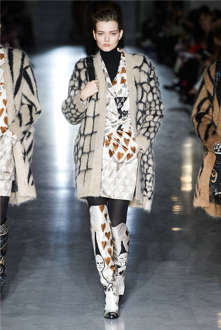 聪明女人的“性感政治学” Max Mara 2019秋冬米兰大秀(图20) 聪明女人的“性感政治学” Max Mara 2019秋冬米兰大秀(图20)