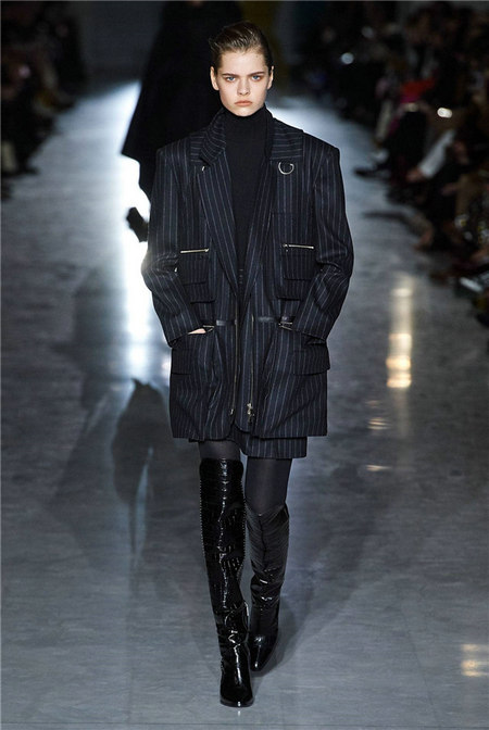 聪明女人的“性感政治学” Max Mara 2019秋冬米兰大秀(图32) 聪明女人的“性感政治学” Max Mara 2019秋冬米兰大秀(图32)