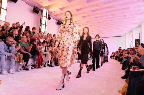 Chloé 2019秋冬系列 从鞋包到服装配饰都那么C引人！ (图61)