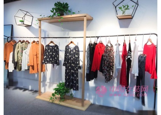 春季服装店如何进货?如何在服装批发市场拿到流行款(图1) 春季服装店如何进货?如何在服装批发市场拿到流行款(图1)