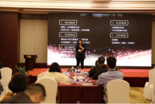 奋勇向前,跑赢梦想——伊纳芙2019秋新品发布会缤纷盛启(图13) 奋勇向前,跑赢梦想——伊纳芙2019秋新品发布会缤纷盛启(图13)