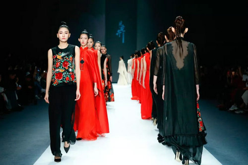 今天的秀怎么自带BGM啊？ | A/W2019深圳时装周(图31)