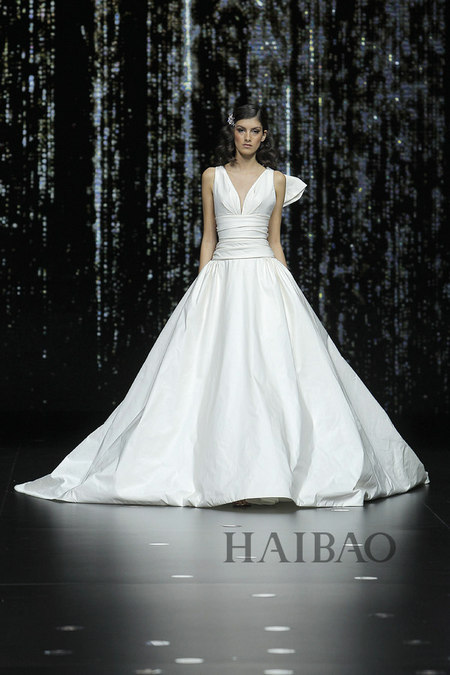 普诺维斯 (Pronovias) 2020春夏巴塞罗那婚纱周发布秀(图4) 普诺维斯 (Pronovias) 2020春夏巴塞罗那婚纱周发布秀(图4)
