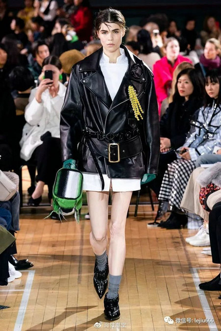 2019女装流行趋势,女权时尚打造帅气女神范(图7) 2019女装流行趋势,女权时尚打造帅气女神范(图7)