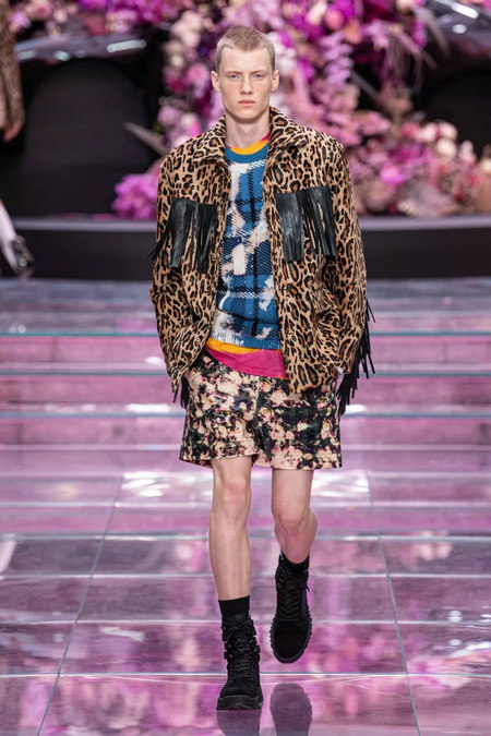 Versace 2020春夏大秀 油头表姐在线营业气场依旧(图16) Versace 2020春夏大秀 油头表姐在线营业气场依旧(图16)