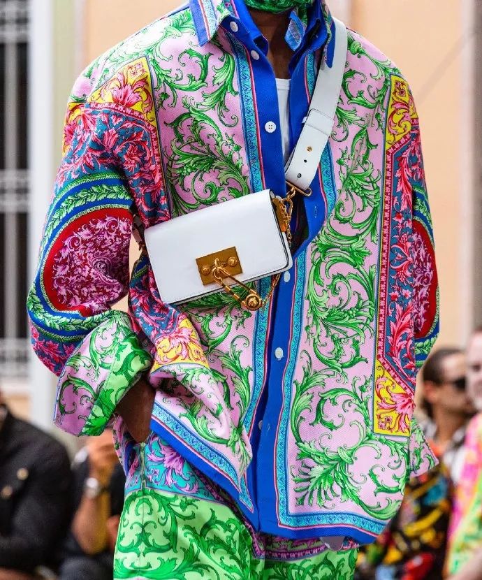 Versace 2020春夏大秀 油头表姐在线营业气场依旧(图42) Versace 2020春夏大秀 油头表姐在线营业气场依旧(图42)