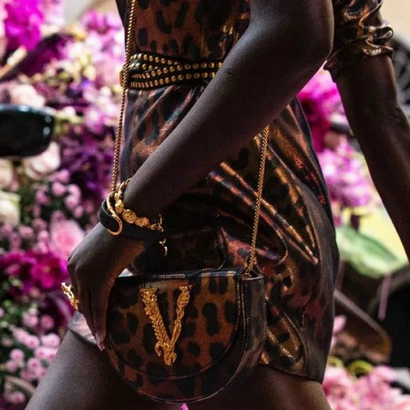 Versace 2020春夏大秀 油头表姐在线营业气场依旧(图43) Versace 2020春夏大秀 油头表姐在线营业气场依旧(图43)