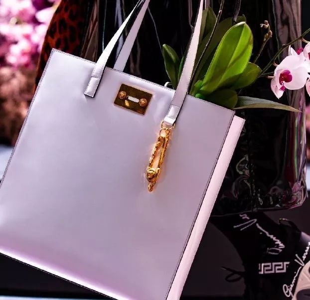 Versace 2020春夏大秀 油头表姐在线营业气场依旧(图45) Versace 2020春夏大秀 油头表姐在线营业气场依旧(图45)