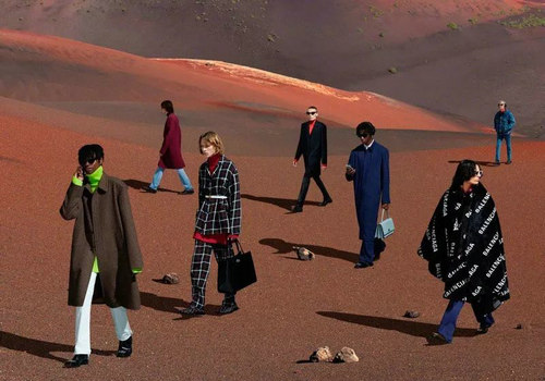 巴黎街头爱的伴侣 Balenciaga 2019 秋冬广告形象大片(图17) 巴黎街头爱的伴侣 Balenciaga 2019 秋冬广告形象大片(图17)