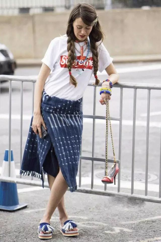 ​摩兰度 再普通的T恤这样穿，有女人味又高级！(图6)