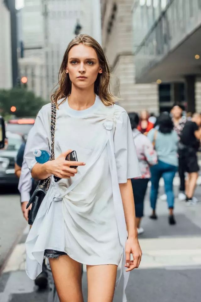 ​摩兰度 再普通的T恤这样穿，有女人味又高级！(图14)