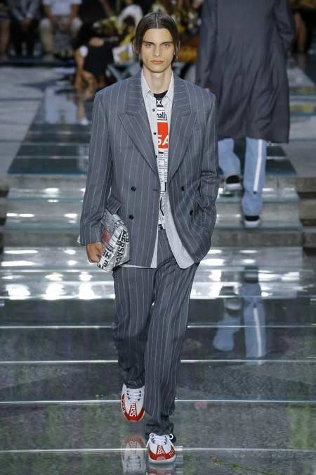 印花趋势 19年前 Dior 的报纸印花逆袭成时尚宠儿 (图17) 印花趋势 19年前 Dior 的报纸印花逆袭成时尚宠儿 (图17)