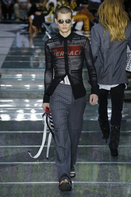 印花趋势 19年前 Dior 的报纸印花逆袭成时尚宠儿 (图18) 印花趋势 19年前 Dior 的报纸印花逆袭成时尚宠儿 (图18)