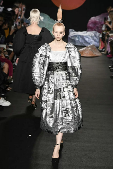 印花趋势 19年前 Dior 的报纸印花逆袭成时尚宠儿 (图24) 印花趋势 19年前 Dior 的报纸印花逆袭成时尚宠儿 (图24)