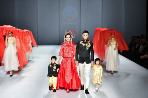 广东时装周 当中式嫁衣遇见西式婚纱，pick一下谁更美(图1)