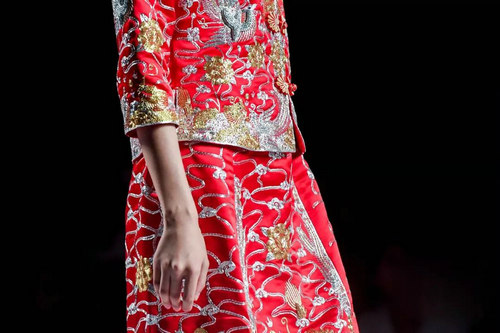 广东时装周 当中式嫁衣遇见西式婚纱，pick一下谁更美(图16)