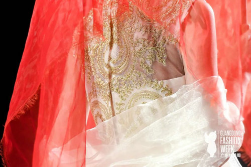 广东时装周 当中式嫁衣遇见西式婚纱，pick一下谁更美(图18)