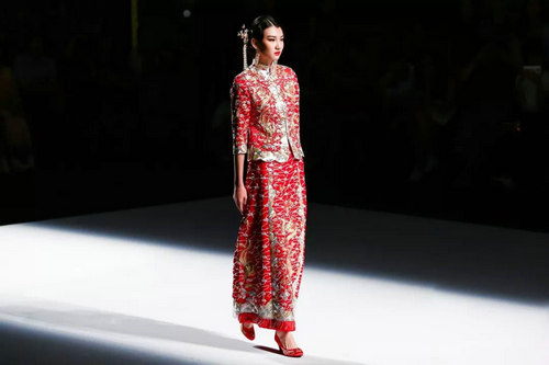 广东时装周 当中式嫁衣遇见西式婚纱，pick一下谁更美(图21)